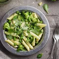 PENNE Z PESTO SZPINAKOWYM, BROKUŁAMI I GROSZKIEM