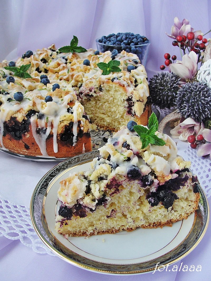 Drożdżówka z borówkami i kruszonką