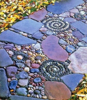 Mozaika na ścieżce