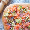 Orkiszowa focaccia z wędzonym łososiem i grillowaną cukinią
