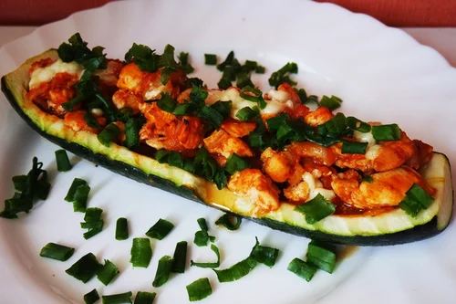 Faszerowana cukinia z kurczakiem w pomidorach