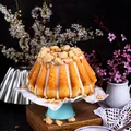 Wielkanocna babka maślana z lukrem i kruszonką
