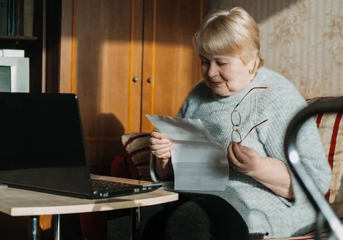 Emerytura wypłacana tylko raz na 3 miesiące? Ministerstwo rozważa zmiany w przelewach tych świadczeń