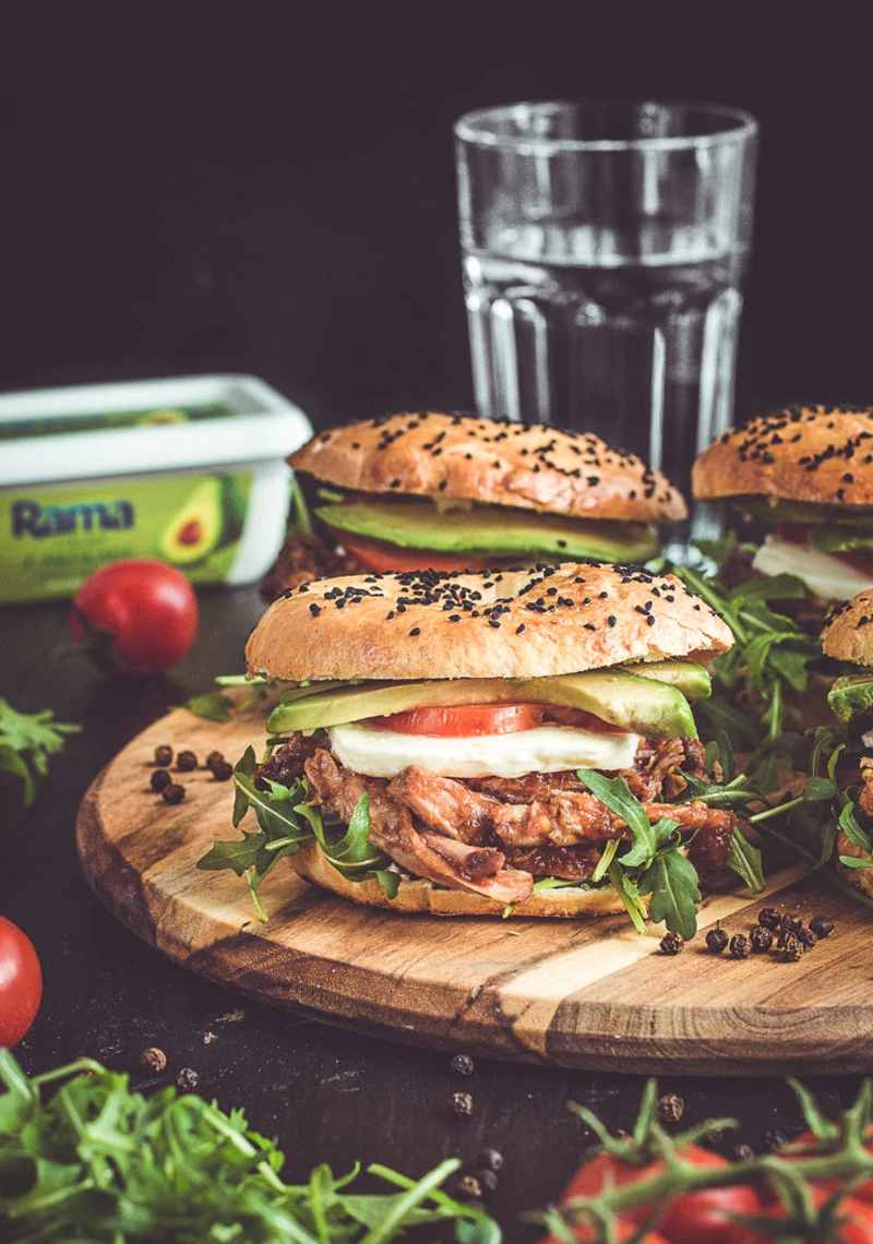 Bajgle z rwaną wieprzowiną (pulled pork), serem i warzywami