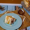 Tort bezowy z kawowym kremem
