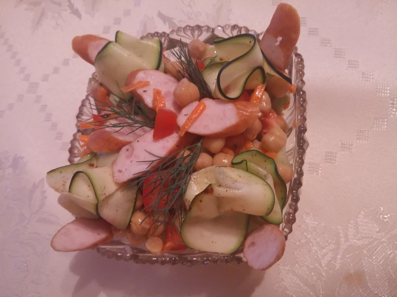 Sałatka z cieciorką i grillowaną cukinią