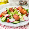SAŁATKA Z GRILLOWANYM ŁOSOSIEM, RZODKIEWKĄ I OGÓRKIEM