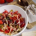 Sałatka z cykorii z kiszonym ogórkiem i pomidorem (dieta dr Dąbrowskiej)