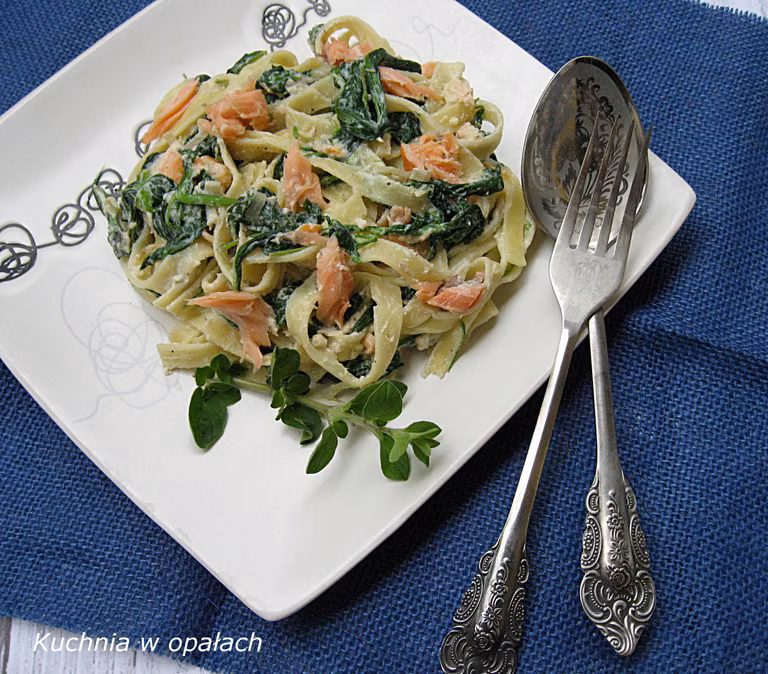 Tagliatelle z ricottą, szpinakiem i wędzonym łososiem