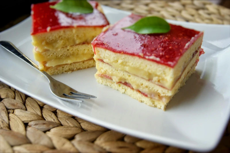 Torcik waniliowy z malinami