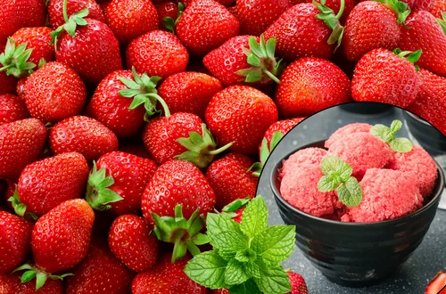 Zblenduj truskawki z tym ziołem! Zdrowy sorbet jak z lodziarni w 3 minuty!