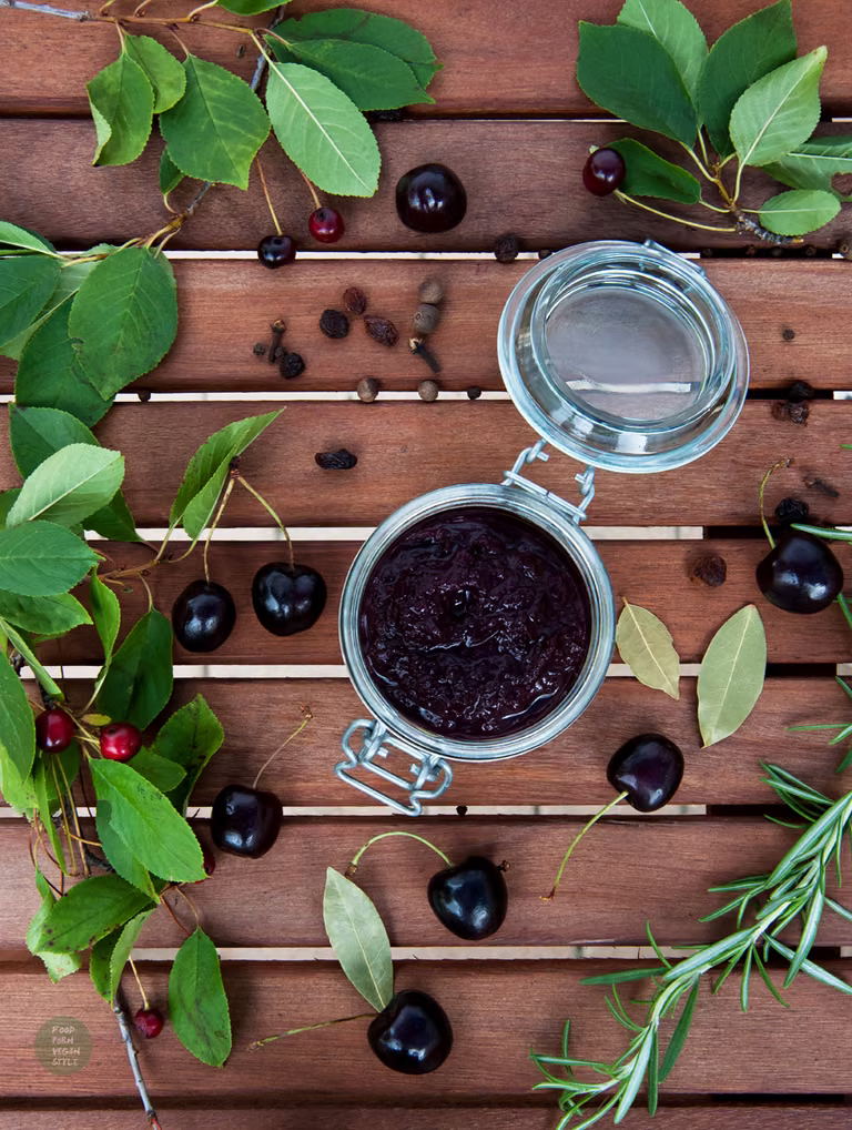 Pikantny chutney z czereśni z rozmarynem