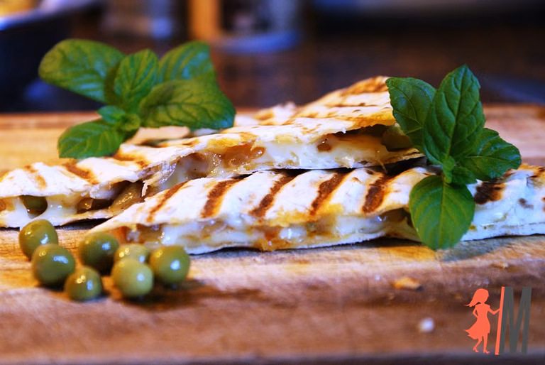 Pyszna Quesadilla z kurczakiem i serem