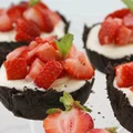Babeczki Oreo z białą czekoladą i truskawkami - bez pieczenia!
