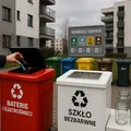 Uwaga! Nowe zasady segregacji śmieci w Polsce – pojawiły się białe i czerwone kosze