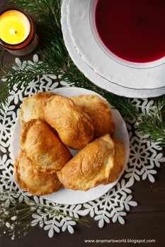 Pieczone pierogi z kapustą i pieczarkami do czerwonego barszczu