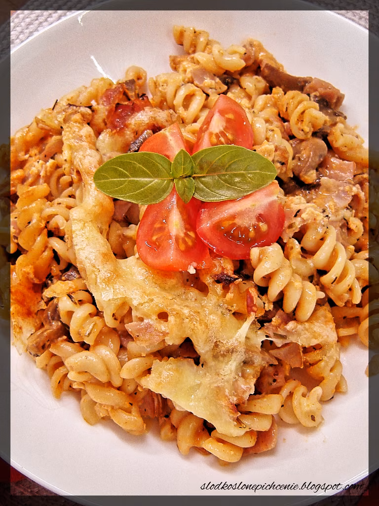 Zapiekanka makaronowa z szynką i pieczarkami
