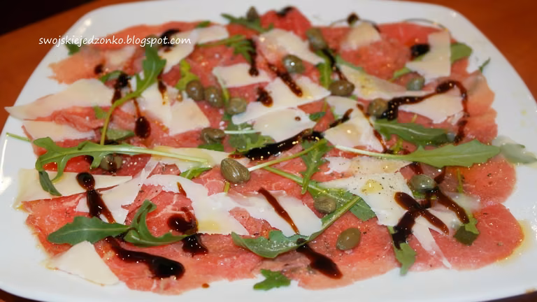 Carpaccio wołowe z oliwą truflową i rukolą