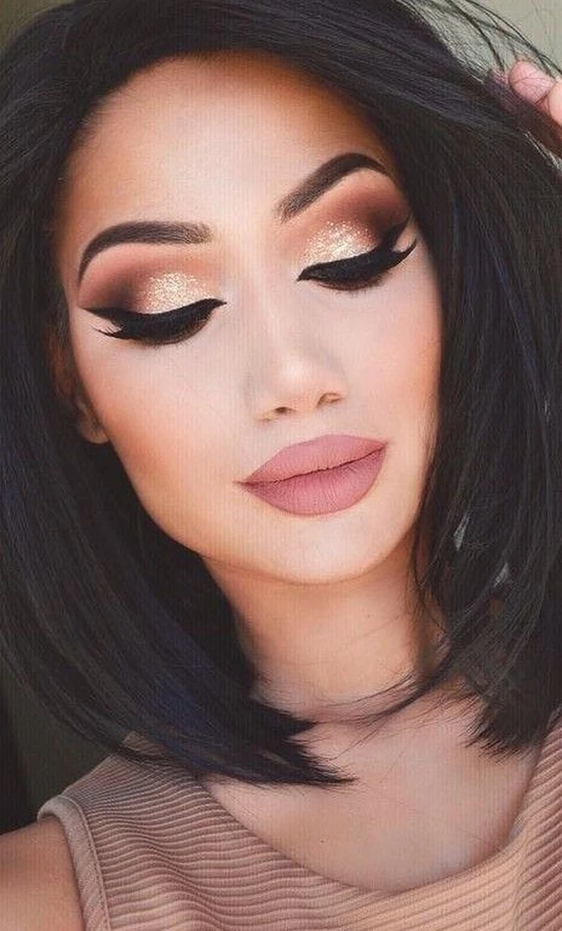 Smokey eye ze złotym cieniem