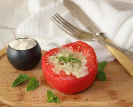 Pomidor zapiekany z gorgonzolą podawany z sosem czosnkowym
