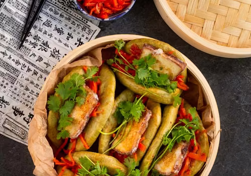 Bułeczki bao z chrupiącym tofu i kimchi z marchewki
