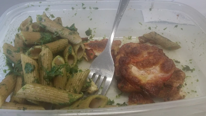 Kurczę pieczonę z makaronem i rukolowym pesto