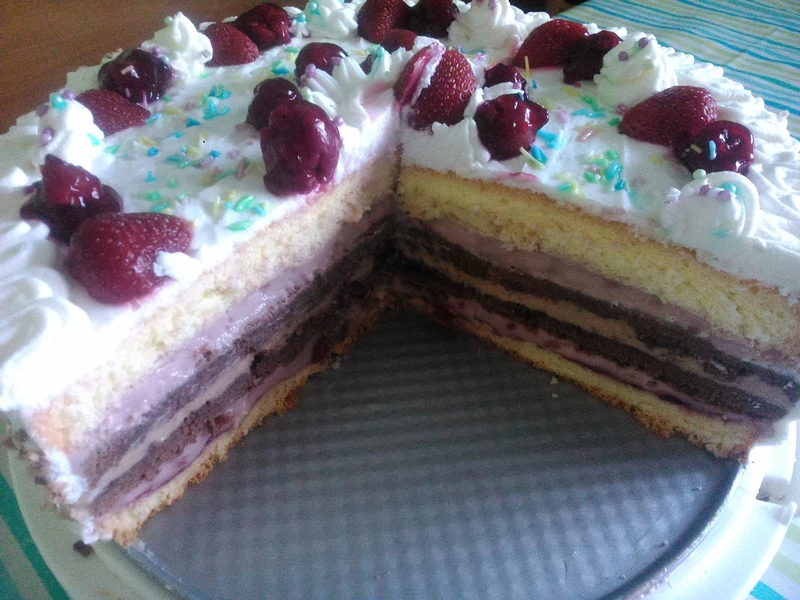 Tort z frużeliną wiśniową