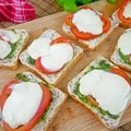 Tosty z mozzarellą, pesto i pomidorem – pyszna przekąska na ciepło