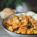 Bigos z cukinią i kurczakiem – Kardamonowy
