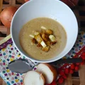 Krem cebulowy z grzankami i wędzonym serem