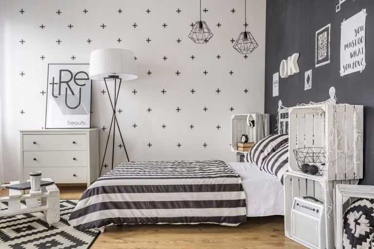 Pokój sypialnia z oryginalną tapetą