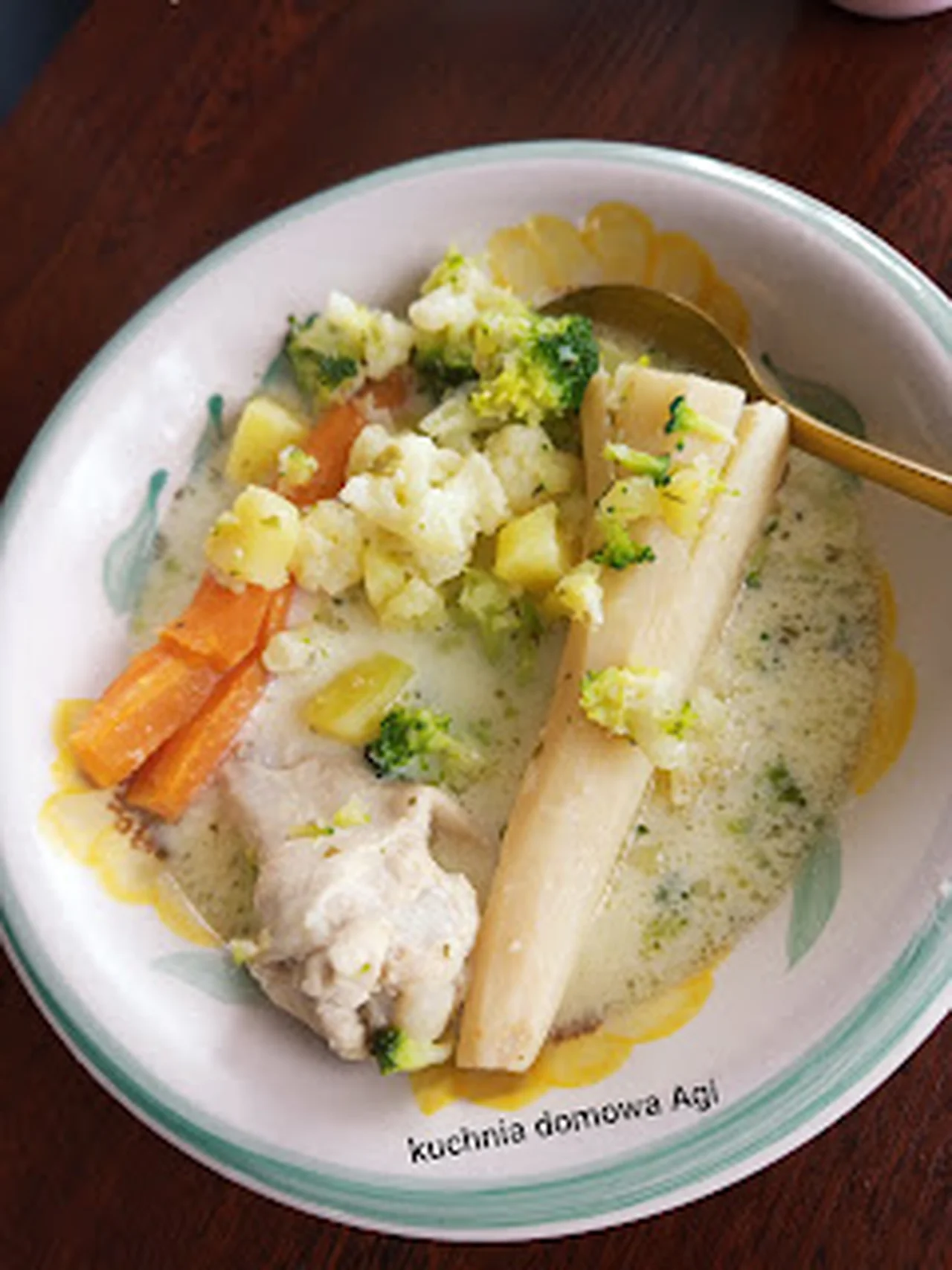 Zupa kalafiorowa z brokułem na skrzydełkach drobiowych