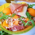 Sałatka z ryżem, melonem i szynką parmeńską