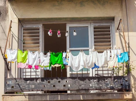 Zakaz suszenia prania na balkonie i w mieszkaniu! W jakiej sytuacji czeka za to 500 zł mandatu?