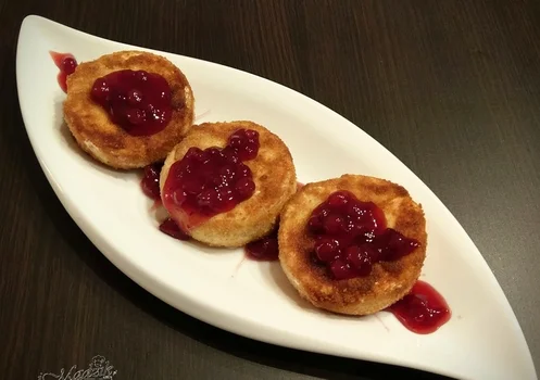 Camembert w panierce z żurawiną