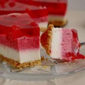Warstwowy sernik malinowy