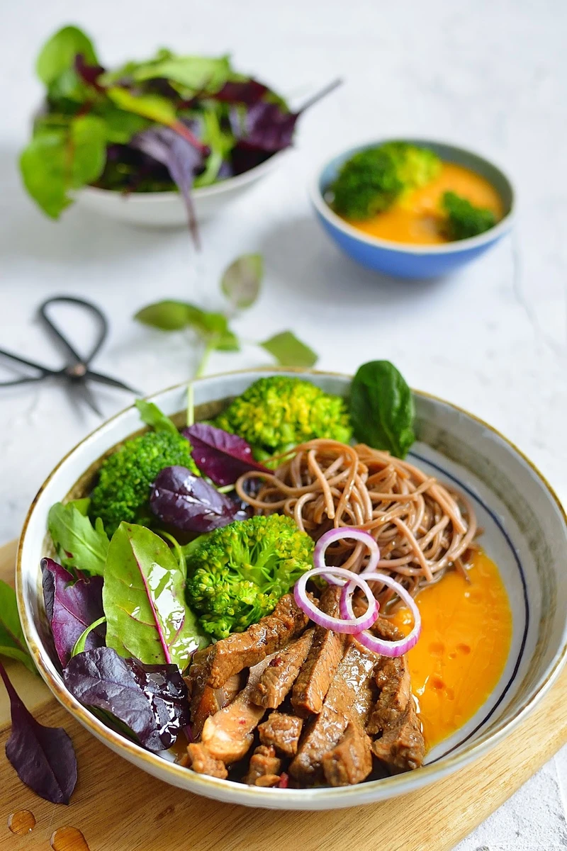 MAKARON SOBA Z WOŁOWINĄ I BROKUŁEM