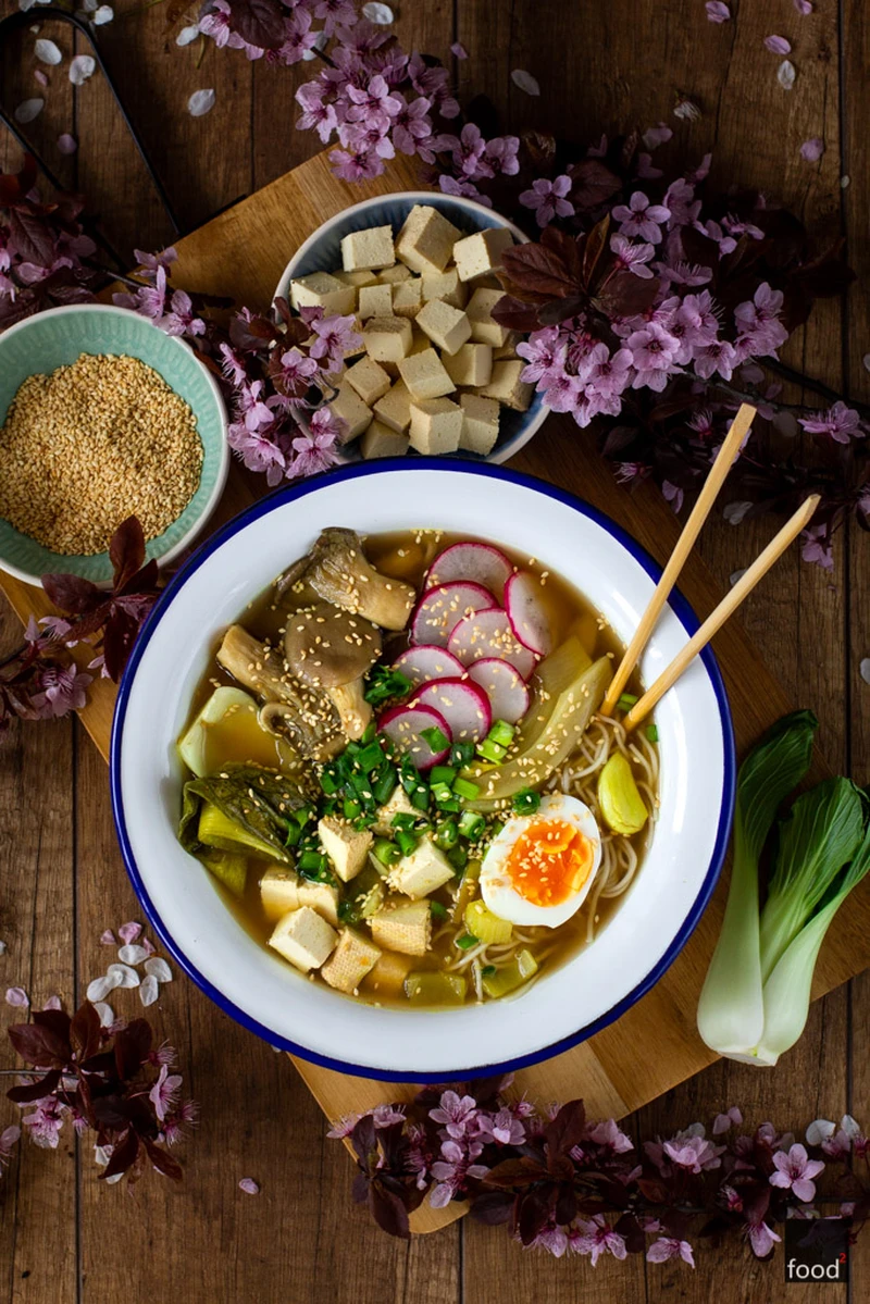 Szybki miso ramen z boczniakami i wędzonym tofu