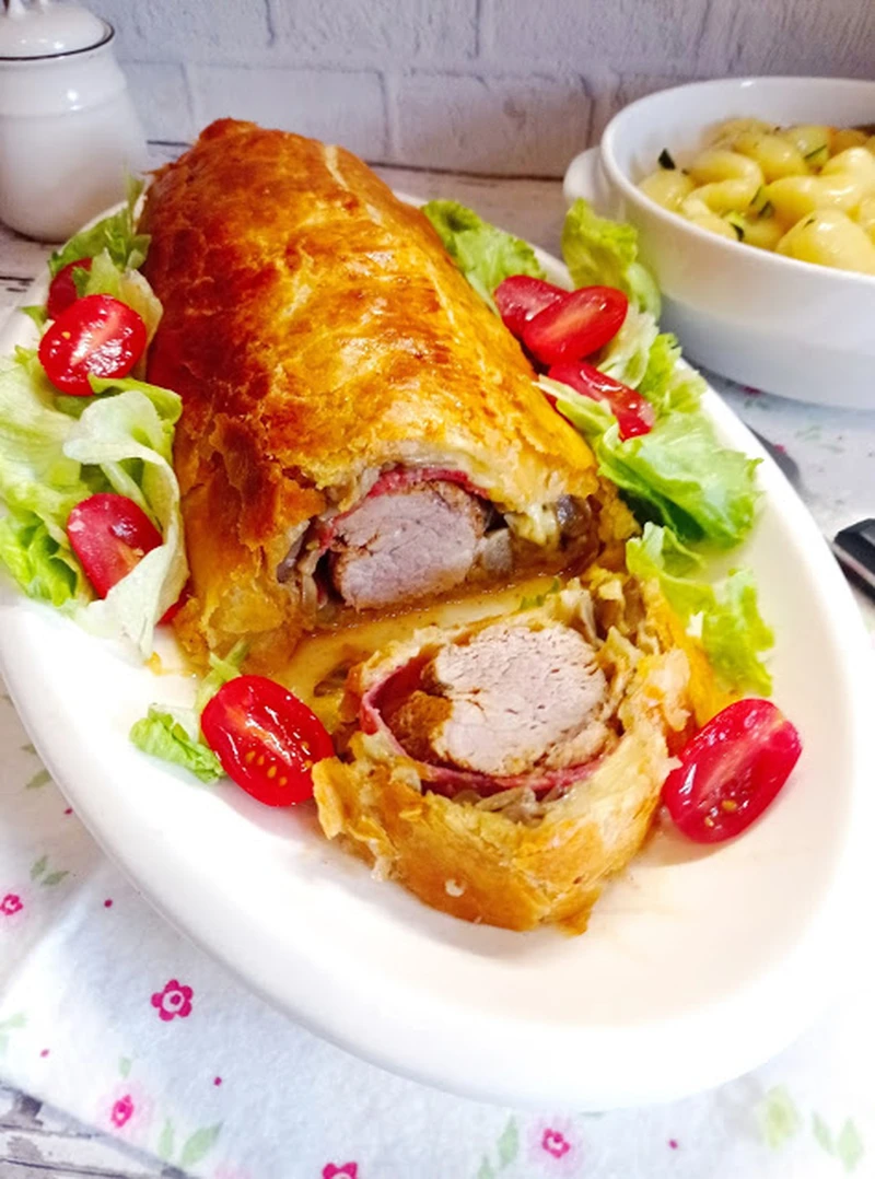 Polędwiczka wieprzowa z salami i pieczarkami w cieście francuskim