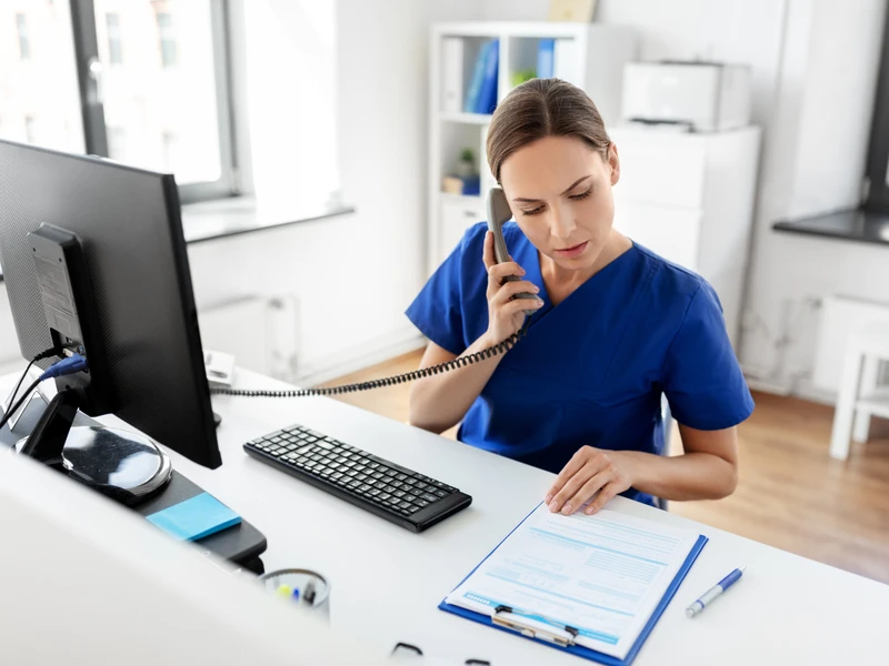 Nocna i świąteczna opieka zdrowotna przez telefon? Nowy plan rządu
