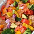 Pieczone filety kurczaka z warzywami – zdrowy obiad w 15 minut!