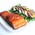 Grillowany łosoś w sosie teriyaki w towarzystwie buraczków na rukoli
