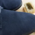 Wykorzystaj PILNICZEK jeżeli poplamisz zamszowe buty!