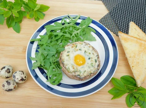 Faszerowane pieczarki portobello z jajkiem przepiórczym