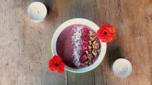 Bananowo-malinowe smoothie bowl