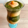 Kolorowe smoothie z groszkiem cukrowym i orzechami nerkowca