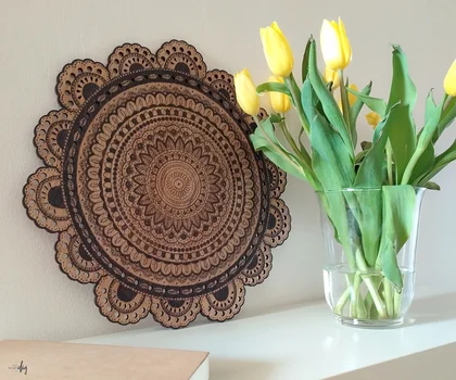 Mandala na drewnie – wnętrzarska dekoracja diy
