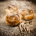Róże jabłkowe z ciasta francuskiego