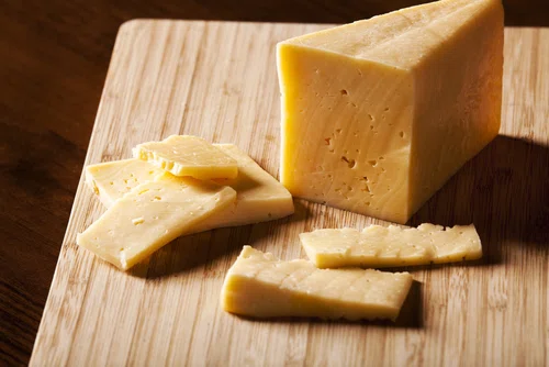 Jak odświeżyć zeschnięty ser? Sposób z mlekiem!