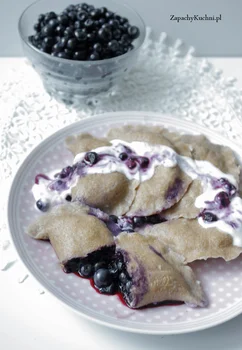PEŁNOZIARNISTE PIEROGI Z JAGODAMI